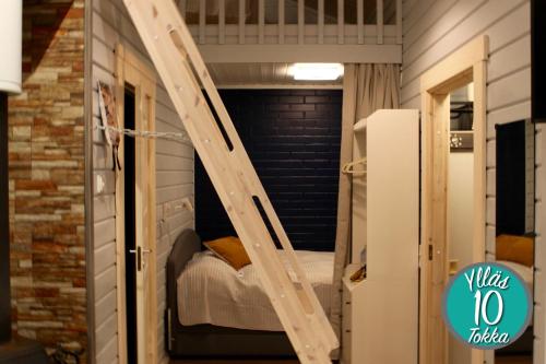 um quarto com um beliche e uma escada em Yllästokka 10 em Ylläsjärvi