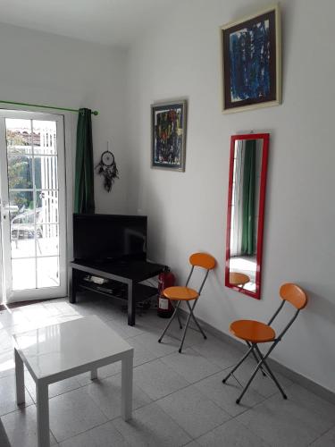 Très BEAU BUNGALOW,JARDIN TROPICAL, RENOVATION ETE 2020