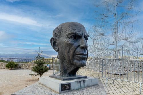 a statue of a mans head in front of a fence at Mougins Collection - Magnifique maison au Cœur du Vieux Village de Mougins, vue sur les Alpes du Sud in Mougins