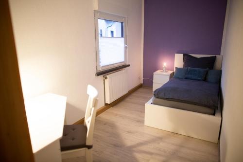 a small bedroom with a bed and a window at 2 Zimmer mit Netflix, Prime, Küche, Bad in Seenähe in Unterwellenborn