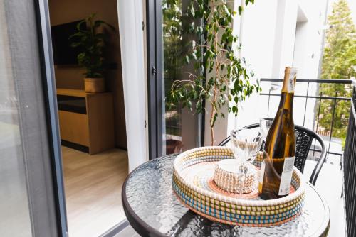 einen Tisch mit einer Flasche Champagner auf dem Balkon in der Unterkunft Miracle Place in Iwano-Frankiwsk