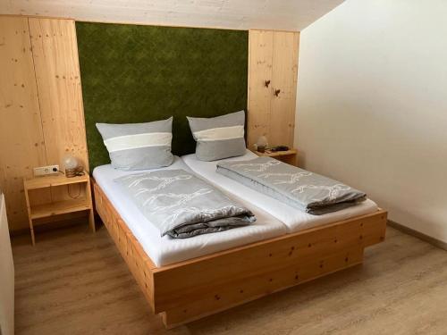 Un pat sau paturi într-o cameră la Ferienwohnung Erika Masuck