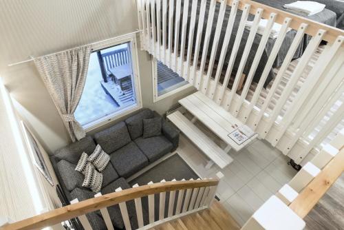 uma vista superior de uma sala de estar com um sofá e escadas em Economy Aarakka em Levi