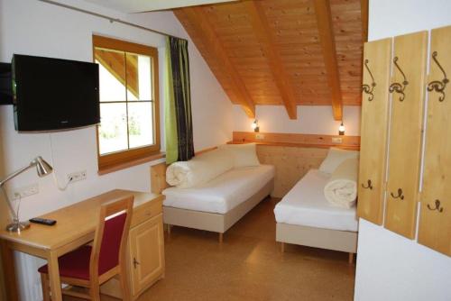 加爾蒂的住宿－Apart Lydia (Wohlfühlrefugium)，小房间设有两张床和一张书桌