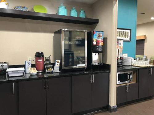 Regency Inn and Suites – Photos 5