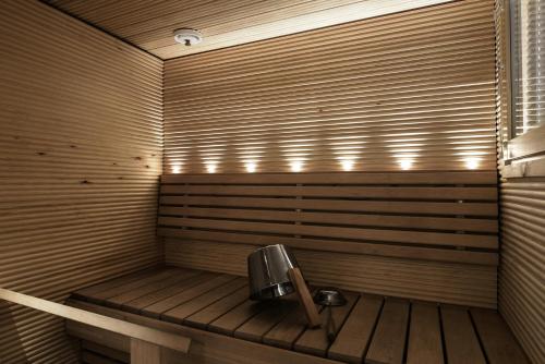 una sauna con lavandino in una vasca in legno di Economy Aarakka a Levi
