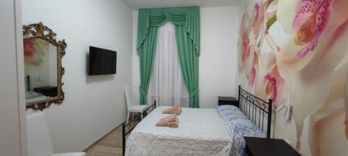 Un dormitorio con una cama con un osito de peluche. en Maria in Vaticano, en Roma