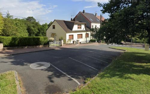 an empty parking lot in front of a house at Le nid douillet de Sarreguemines in Sarreguemines