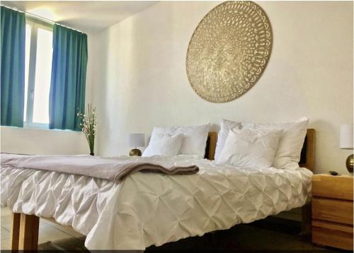ein Bett mit weißer Bettwäsche und Kissen in einem Schlafzimmer in der Unterkunft Wellness Hotel Aquafit Sursee in Sursee