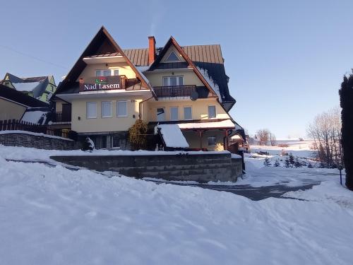 uma casa grande com neve no chão em Nad Lasem em Bukowina Tatrzańska