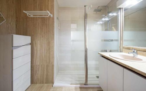 een badkamer met een douche en een wastafel bij Apartamento Terrassa 1 - Gran terraza y vistas in Tossa de Mar