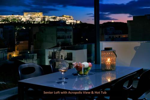 una mesa con una copa de vino y un jarrón de flores en ATER ALBUS by K&K, en Atenas
