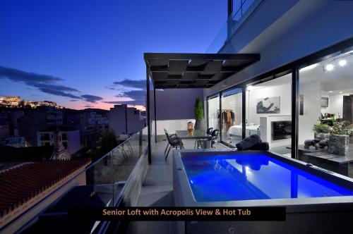 une piscine sur le toit d'une maison dans l'établissement ATER ALBUS by K&K, à Athènes