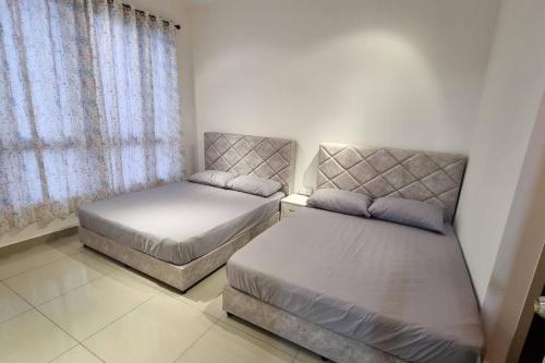 マラッカにあるBali Residence Melaka d'AwAn Homestayのベッド2台と窓のある寝室