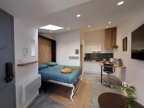 une petite chambre avec un lit dans une pièce dans l'établissement Les studios de Théophile - Calme absolu - Wifi - Centre historique, à Arles