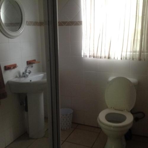 un baño con inodoro y lavabo en For your family Manzini 1, en St Lucia
