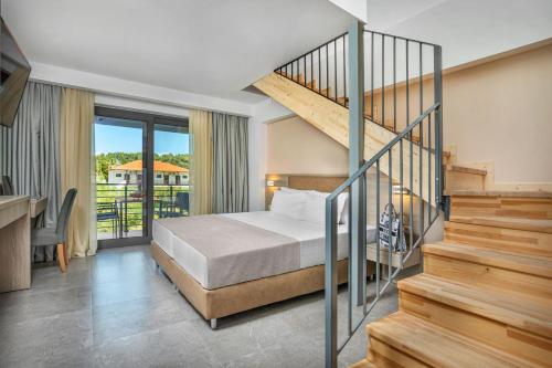 NewStory Luxury Suites Possidi في بوسيدي: غرفة نوم مع سرير وعلبة درج