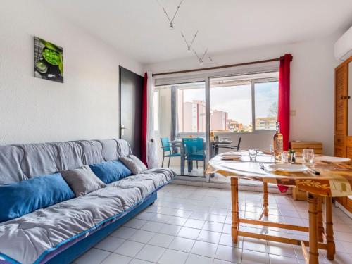 salon z kanapą i stołem w obiekcie Apartment Amourêva-1 by Interhome w Cap d'Agde