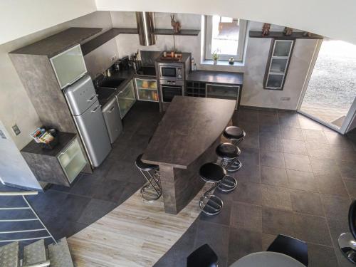 una vista aérea de una cocina con encimera en Holiday Home LA FORGE by Interhome, en Saint-Pandelon