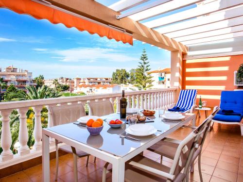 een tafel en stoelen op een balkon met uitzicht bij Apartment Luz del Mediterraneo-1 by Interhome in Denia