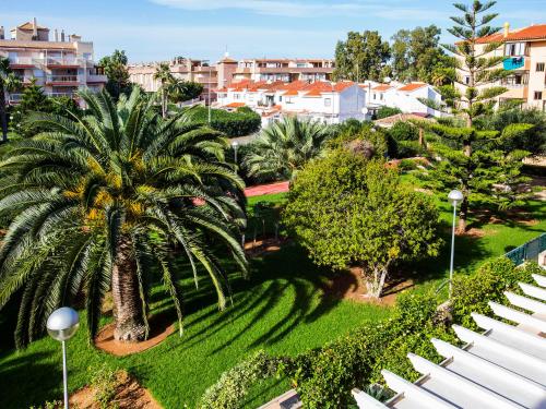 een uitzicht over een park met een palmboom bij Apartment Luz del Mediterraneo-1 by Interhome in Denia