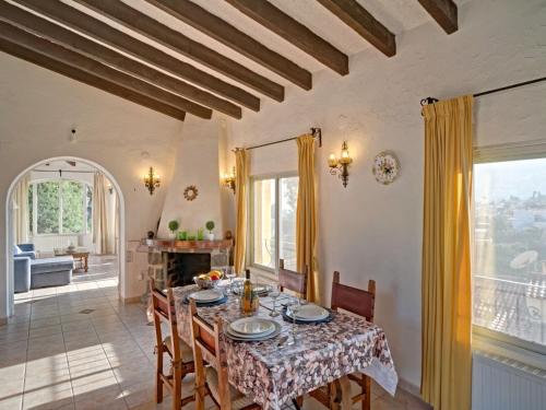 uma sala de jantar com mesa e cadeiras em Holiday Home Villa Servinola by Interhome em Calpe