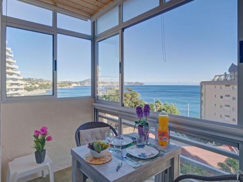 jadalnia ze stołem i widokiem na ocean w obiekcie Apartment Horizonte-6 by Interhome w mieście Calpe