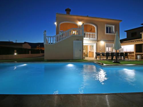 uma villa com piscina em frente a uma casa em Holiday Home Magia by Interhome em Calpe