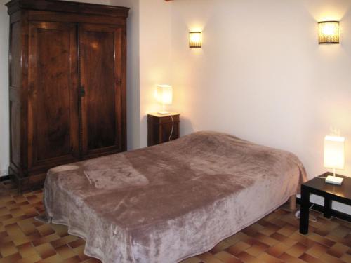 タラスコンにあるHoliday Home Mas des Palmiers I - TAA520 by Interhomeのベッドルーム1室(大型ベッド1台、ナイトスタンド2台付)