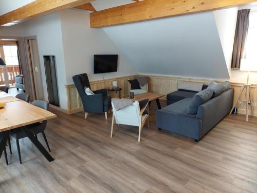 ein Wohnzimmer mit einem Sofa und einem Tisch in der Unterkunft Apartment Top 13 by Interhome in Sankt Margarethen im Lungau