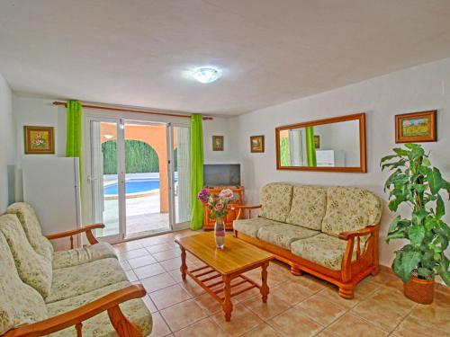 sala de estar con sofá y mesa en Villa Villa Maria by Interhome, en La Canuta
