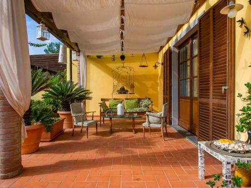 un patio esterno con tavolo e sedie di Holiday Home La Rondine by Interhome a Pugnano