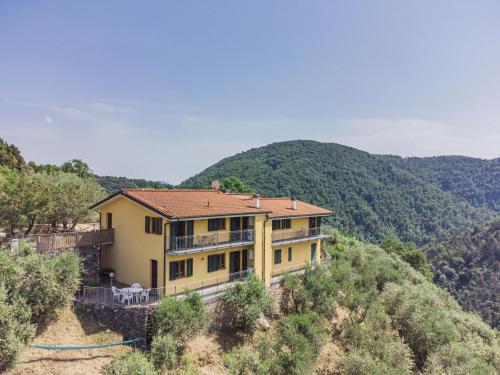 żółty dom na zboczu wzgórza w obiekcie Apartment Ca` del Lovi-3 by Interhome w mieście Chiatri