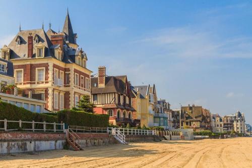 Un gruppo di case su una strada sterrata in una città di Bienvenue à bord a Trouville-sur-Mer