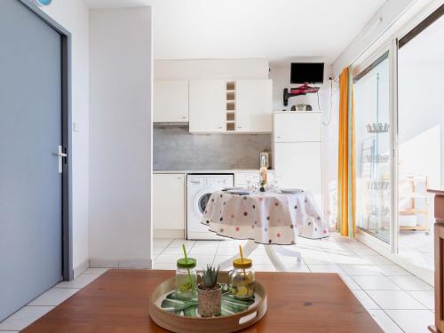 - une cuisine blanche avec une table dans une pièce dans l'établissement Apartment Le Sunset-Cap Sud-14 by Interhome, au Cap d'Agde