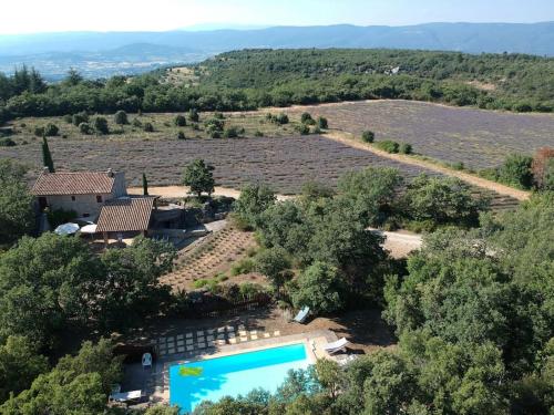 widok z lotu ptaka na dom z basenem w obiekcie Maison de caractère dans Luberon avec piscine w mieście Saignon