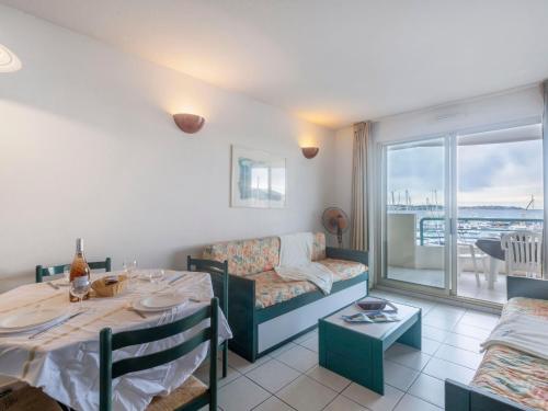 un salon avec une table et un canapé dans l'établissement Apartment L'Open-2 by Interhome, à Fréjus