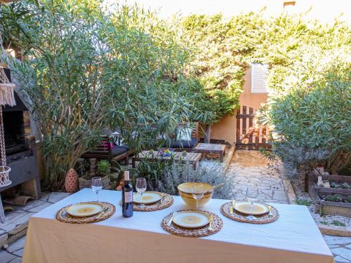 une table avec des assiettes et des verres à vin dessus dans l'établissement Holiday Home Santa Marina-7 by Interhome, à Saint Pierre La Mer