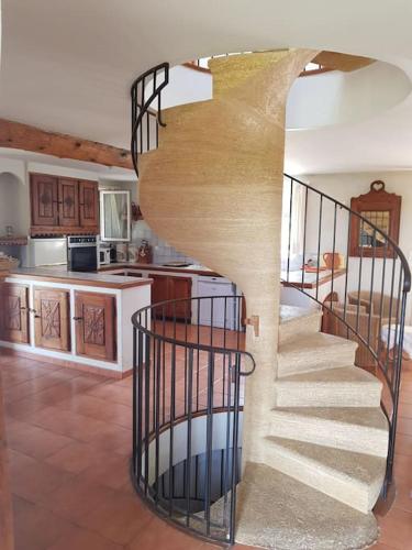 Η κουζίνα ή μικρή κουζίνα στο Maison de caractère dans Luberon avec piscine