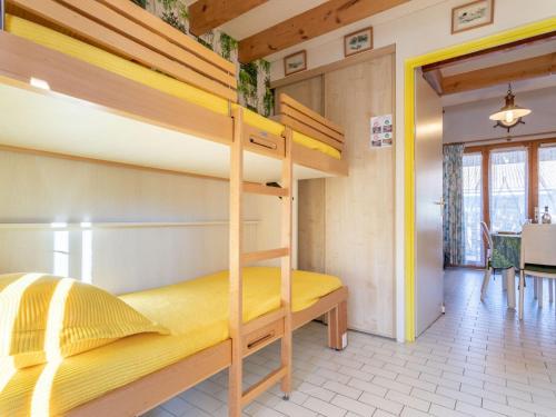 サン・シプリアン・プラージュにあるHoliday Home Le Hameau du Port by Interhomeのテーブル付きのベッドルーム1室(二段ベッド付)
