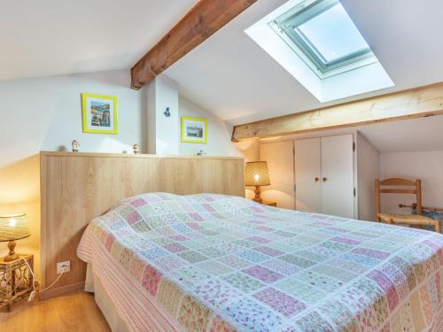 - une chambre avec un grand lit et une lucarne dans l'établissement Holiday Home Le Hameau du Port by Interhome, à Saint Cyprien Plage