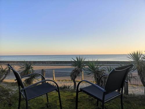 - deux chaises assises au sommet d'une plage dans l'établissement Villa Trezen by Interhome, à Carnac