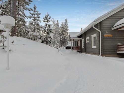 una entrada cubierta de nieve junto a una casa en Holiday Home Päivänsäde 8 lapinkulta by Interhome, en Äkäslompolo