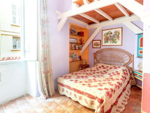 une chambre avec un lit et une fenêtre dans l'établissement Apartment Miralheti by Interhome, à Nice