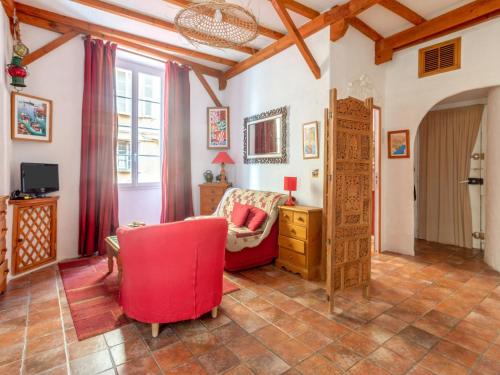 un salon avec une chaise rouge et un bureau dans l'établissement Apartment Miralheti by Interhome, à Nice