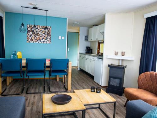 Η κουζίνα ή μικρή κουζίνα στο Holiday Home Duinhoeve-1 by Interhome