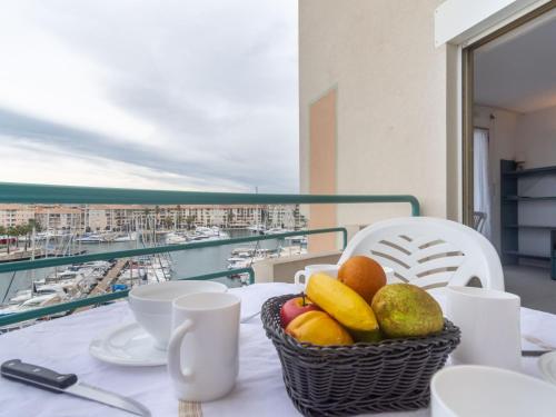 une corbeille de fruits assise sur une table sur un balcon dans l'établissement Apartment L'Open-18 by Interhome, à Fréjus