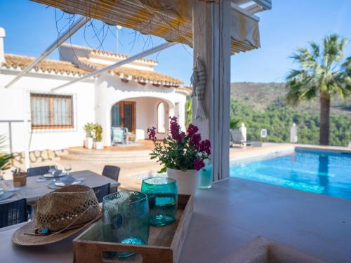een villa met een zwembad en een huis bij Villa Manana by Interhome in Moraira