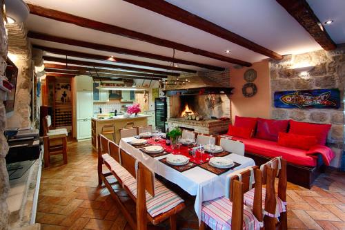 Kuhinja oz. manjša kuhinja v nastanitvi Villa Alma Komiza Island Vis
