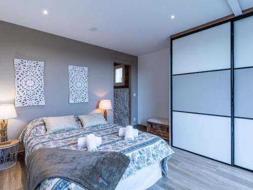 - une chambre avec un grand lit et une grande porte coulissante en verre dans l'établissement Holiday Home Pietralunga-1 by Interhome, à Sotta